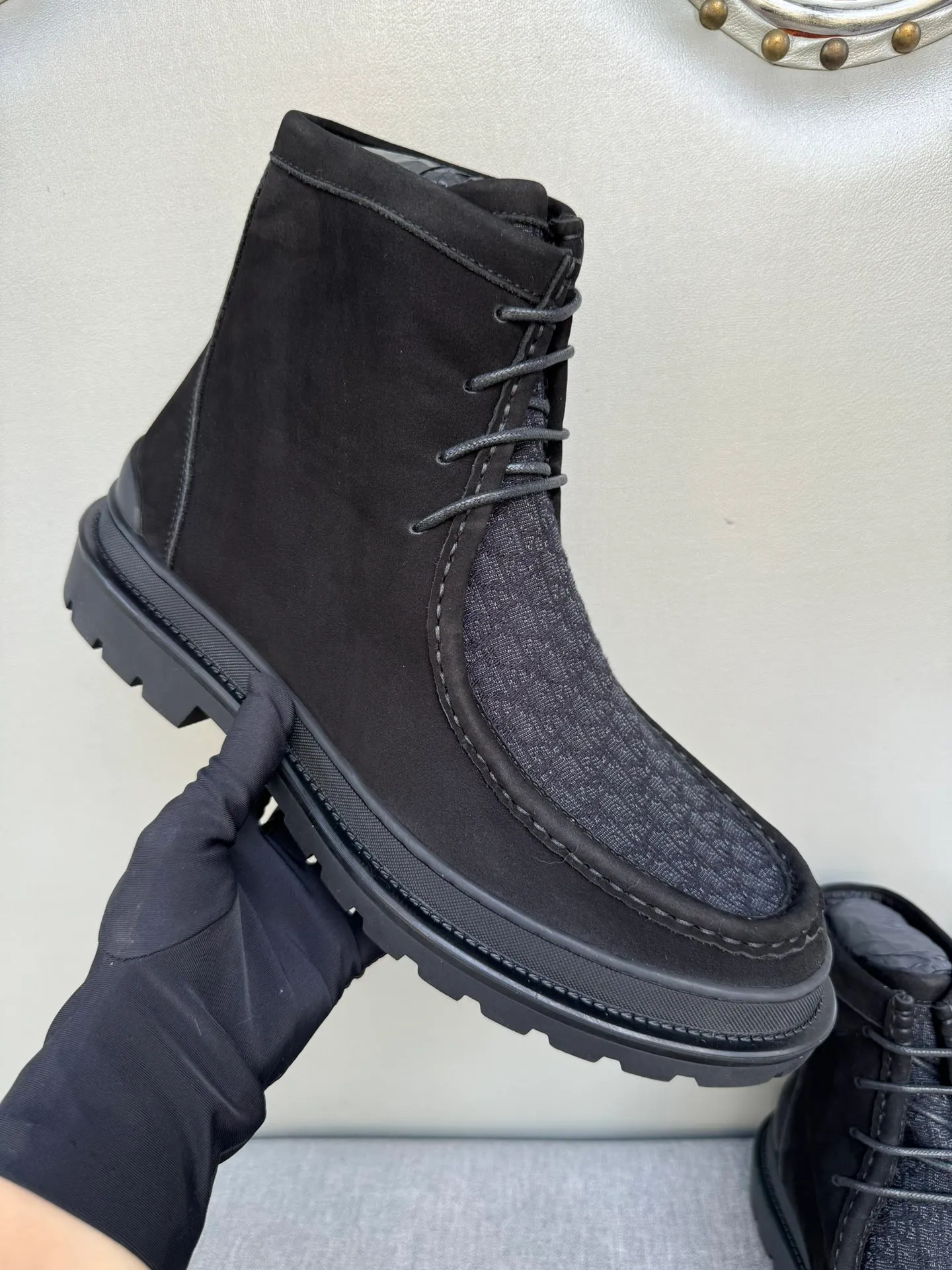 [DIOR] Top P: 1000💰 Number of yards: 39~44 (38.45 custom-made, non-refundable) Dior Dior~ Winter series, original 1:1 development Casual men's leather shoes Heavy investment, shoes and boots are made of imported cowhide + imported Dior special fabric Not easy to deform black cowhide lining Dior large hardware inlay Original TPU vacuum outsole, black cowhide Black open edge beads Military green suede Black suede Khaki suede leather is crafted by a large factory, and the perfect product is only prepared for you who know your taste! Any comparisons are welcome.